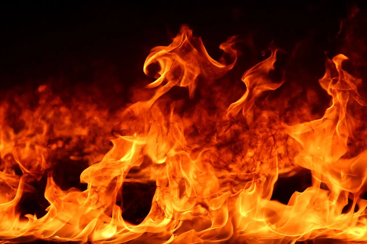 AVVISO! Emergenza incendio L'Amministrazione comunale avvisa la cittadinanza che: a seguito di un grave incendio sviluppatosi in un'azienda agricola sita nel comprensorio: si raccomanda di tenere le finestre chiuse e di non usare i condizionatori fino a nuove disposizioni.